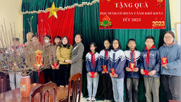 Các mạnh thường quân trao quà tặng các em học sinh có hoàn cảnh khó khăn nhân dịp Tết Nguyên Đán Quý Mão 2023