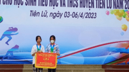 Đoàn vận động viên của trường THCS An Viên tham gia giải thi điền kình dành cho HS TH và THCS huyện Tiên Lữ năm học 2022- 2023